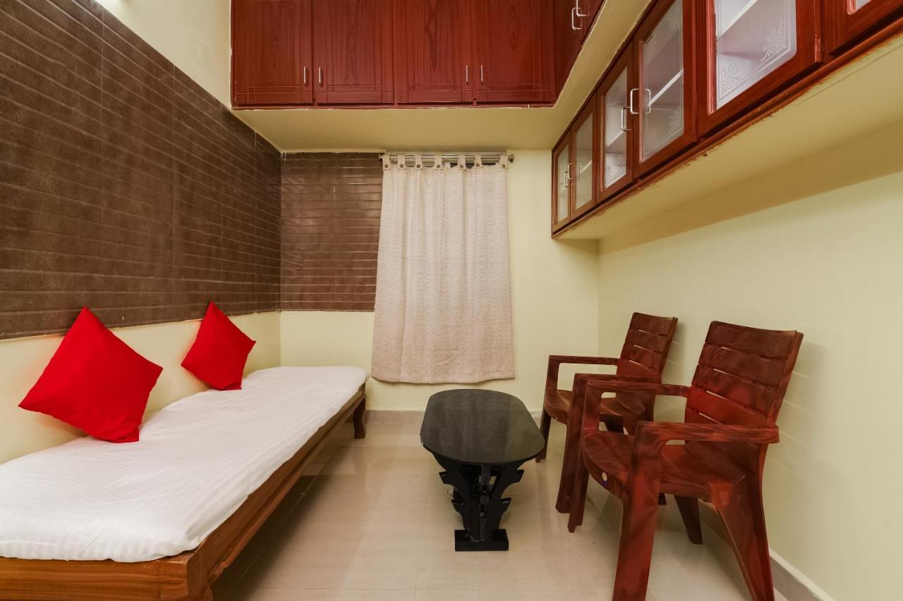 Oyo 26234 Annapurna Nilayam Hotel Vijayawāda Esterno foto